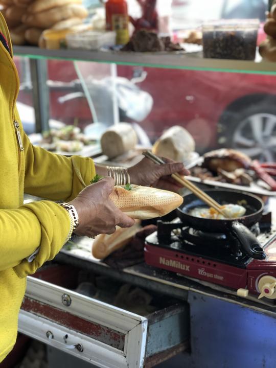 Banh Mi Sandwich beim zubereitet werden